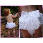 { ނJo[ RuffleButts btobc t u} White w Bow Bloomer xr[